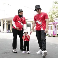 Keluarga Aurel Hermansyah dan Atta Halilintar tak ketinggalan merayakan HUT ke-78 RI mengenakan kaus merah dengan gambar bendera RI. [Instagram/aurelie.hermansyah]