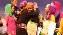 Dony Febriansyah (tengah) dipeluk rekannya saat terpilih  menjadi Abang None Jakarta Selatan 2016 di Jakarta, Jumat (20/5).Acara tersebut dihadiri juga oleh Wakil Wali Kota Jakarta Selatan, Irmansyah. (Liputan6.com/Angga Yuniar)