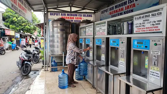 Air Depot Isi Ulang atau AMDK Bermerek? Kenali Beda Harga, Pengawasan, dan Risikonya