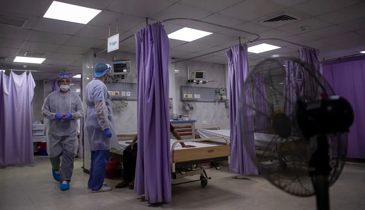 Dokter Palestina merawat pasien di ruang gawat darurat Rumah Sakit al-Quds, di Kota Gaza, 7 September 2020. Lusinan petugas kesehatan garis depan telah terinfeksi COVID-19, memberikan pukulan baru ke rumah sakit yang kelebihan beban. (AP Photo/Khalil Hamra)
