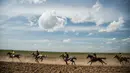 Sejumlah perserta memacu kudanya saat bersaing dalam festival kuda Arab di Karhuk, Hassakeh, Suriah (5/5/2019). Kuda-kuda tersebut berasal dari seluruh bagian timur laut Suriah bertemu untuk balapan. (AP Photo/Baderkhan Ahmad)