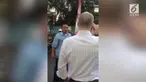 Sang warga asing yang jadi sasaran omelan terlihat tidak mempedulikan ocehan tersebut. 