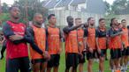 Pemain Persija, Allano Lima, tampak antusias melihat kedatangan ribuan The Jakmania yang hadir langsung ke Persija Training Ground, Bojong Sari, Depok, Jawa Barat, Jumat (9/1/2026). (Bola.com/M Iqbal Ichsan)