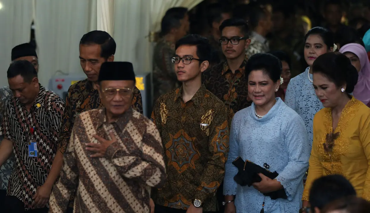 Jokowi beserta sang istri, didampingi anak mereka, Kaesang dan Kahiyang, tampak mengantarkan Gibran menjalani prosesi ini. (Galih W. Satria/Bintang.com)