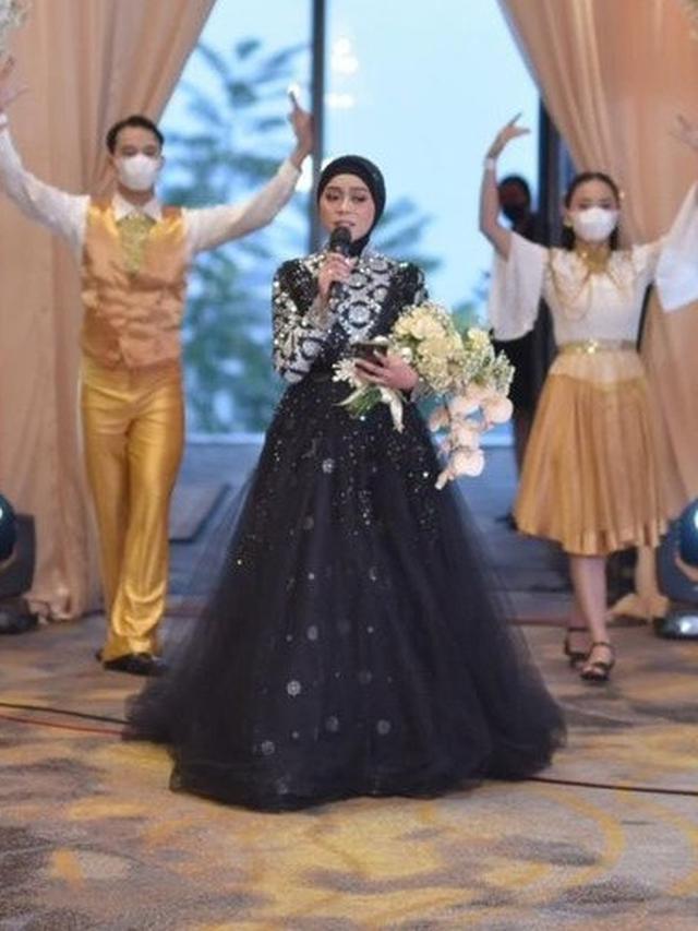 7 Detail Gaun Lesty Kejora di Acara Menuju Cinta Abadi, Dirancang Ivan Gunawan 3 Hari