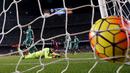 Bola tendangan Luis Suarez melesak ke gawang Eibar dalam laga La Liga Spanyol di Stadion Camp Nou, Barcelona, Senin (26/10/2015) dini hari WIB. (Reuters/Albert Gea)