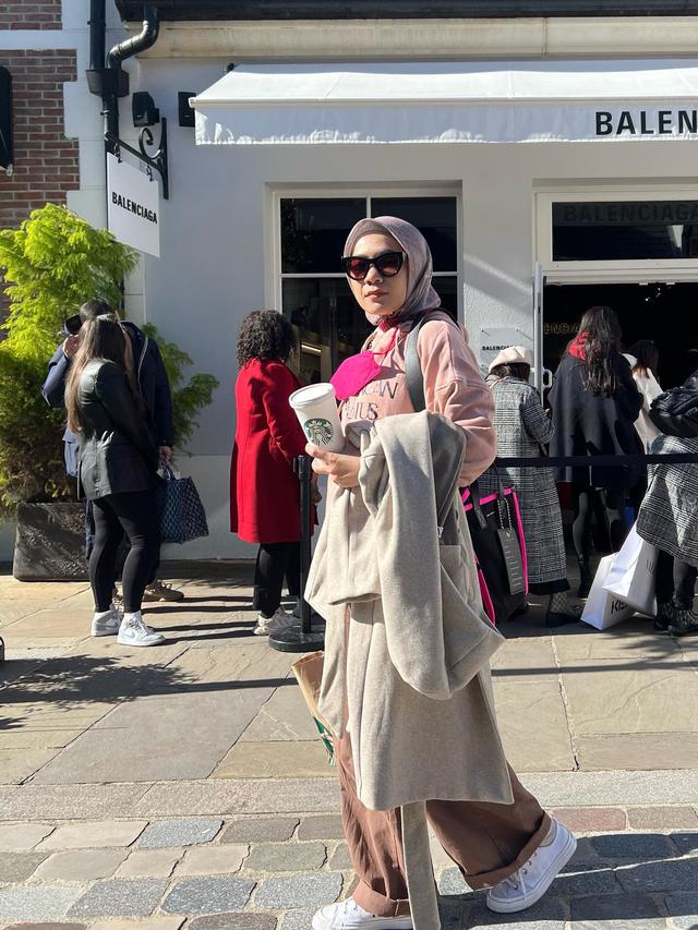 Duduk Sendirian Lagi, Ini 7 Momen Mommy ASF saat di Paris