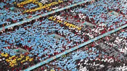 Ini merupakan kali pertama stadion sepak bola bisa terisi penuh penonton sejak pandemi Corona melanda. Laga-laga Euro 2020 sebelumnya juga tak pernah menyuguhkan suasana semacam ini. (AP Photo/Laszlo Balogh, Pool)