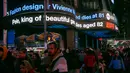 Ticker berita utama elektrik di Times Square mengumumkan kematian legenda sepak bola Pele, New York, Amerika Serikat, 29 Desember 2022. (AP Photo/Ted Shaffrey)