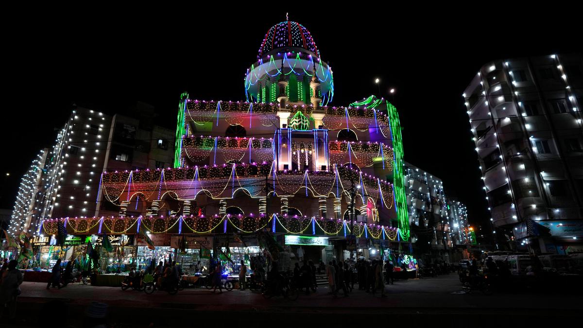 Sambut Maulid Nabi, Masjid di Pakistan Dihiasi Lampu Warna Warni Berita Viral Hari Ini Jumat 20 September 2024