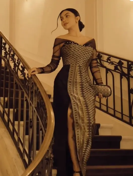 Penjelasan Didiet Maulana disambut pujian para selebritas. Pasalnya kecantikan dan keanggunan Ariel Tatum tak bisa didebat. “Keren banget Mas Diet,” Randy Pangalila mencuap di kolom komentar. Ariel Tatum merespons, “Terima kasih Mas Didiet, para penenun, dan juga seluruh team Ikat yang ku sayang. Selamanya dampingi aku di momen-momen spesial hidupku ya.” (Foto: Dok. Instagram @didietmaulana)