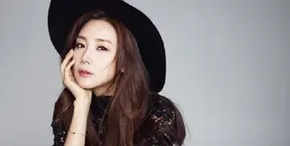 Nama Choi Ji Woo mulai naik daun saat ia bermain dalam drama Winter Sonata. Siapa yang menyangka jika Choi Ji Woo saat ini sudah berumur 40 tahun. (foto: soompi.com)