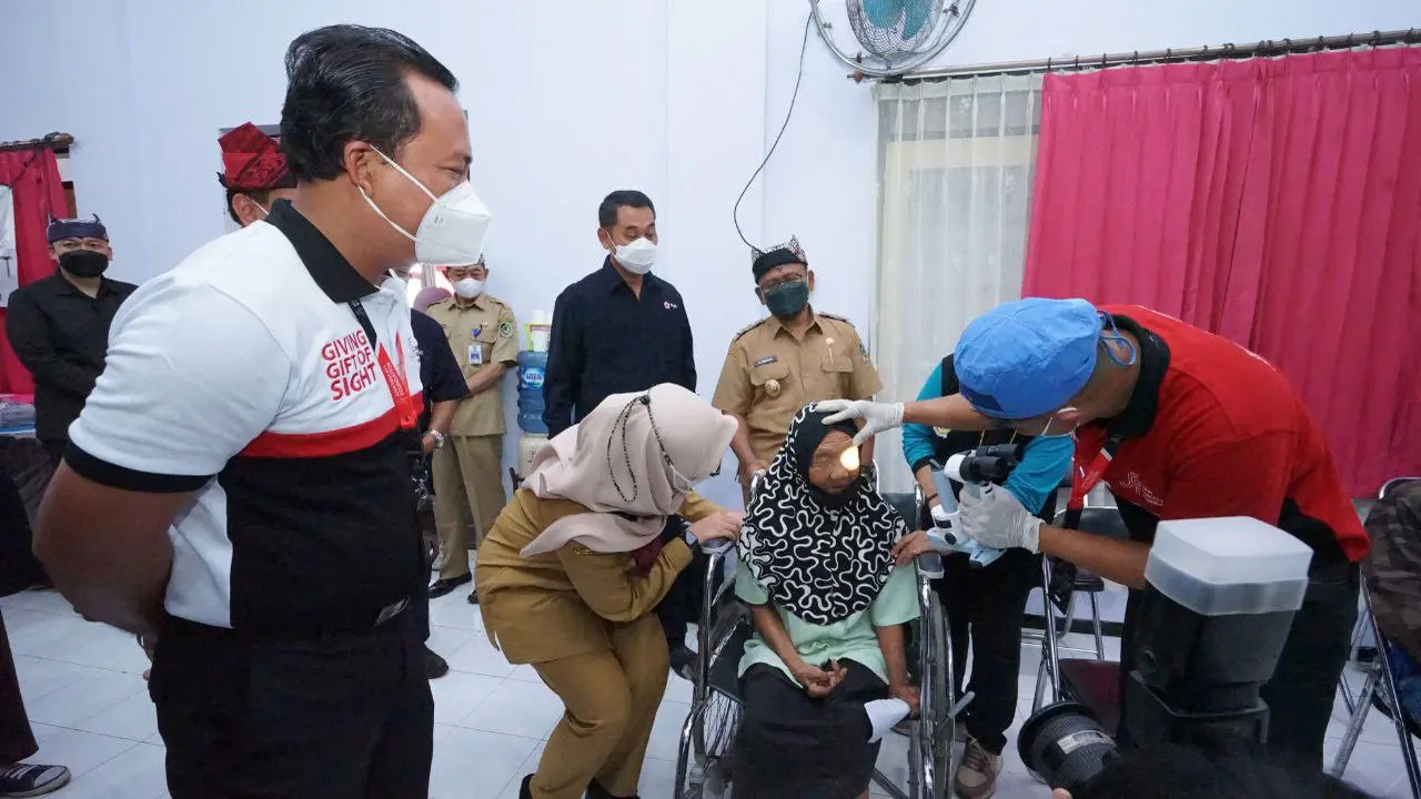 Bupati Banyuwangi Ipuk Fiestiandani tinjau pelaksanaan operasi katarak di gedung PMI Banyuwangi (Istimewa)