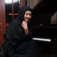 Ria Irawan, sepertinya menjadi salah satu yang memiliki banyak kenangan bersama mendiang Deddy. Dan nampak bar-baru ini ia mendapat pesang lewat aplikasi chat dari seorang Deddy. (Deki Prayoga/Bintang.com)
