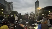 Ketika Pengendara Hentikan Laju di Flyover Slipi, Pantau Sisa-Sisa Ricuh Demo DPR