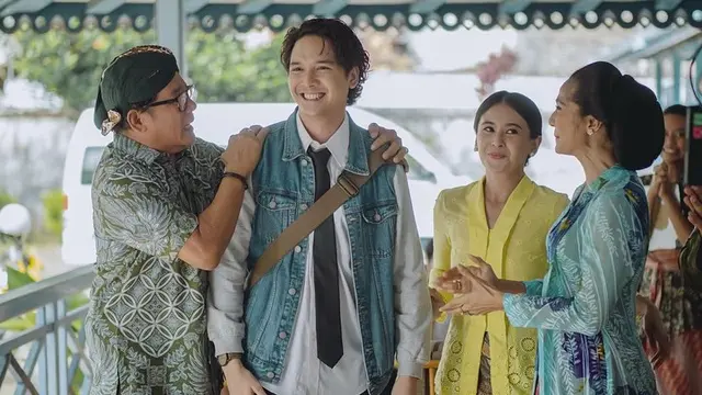 Outfit Maudy Kosnaedi dengan Kebaya dalam Series Losmen Bu Broto