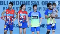 Ganda campuran Indonesia, Tontowi Ahmad/Liliyana Natsir (kanan) bersama Chan Peng Soon/Goh Liu Ying (Malaysia) usai Final Indonesia Open 2018 di Istora GBK, Minggu (8/7). Tontowi/Liliyana unggul 21-17, 21-8. (Liputan6.com/Helmi Fithriansyah)