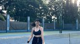 Foto yang diunggah melalui akun media sosial pribadinya, Valerie Tifanka tampak mengenakan sportbra berwarna hitam, yang menunjukkan tubuh body goals saat bermain tenis. 6am in the Morning” tulis Valerie Tifanka  (Instagram/valtifanka)