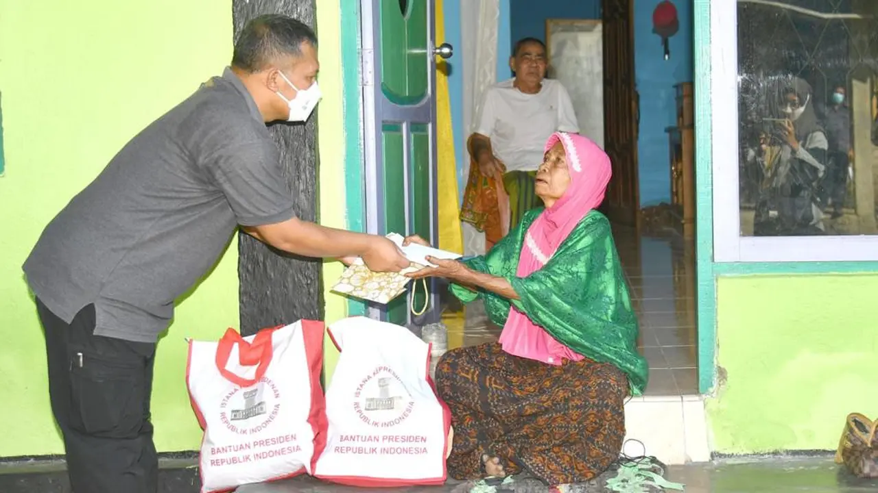 Nenek Sofia menerima bantuan dari pihak Istana yang diutus Presiden Jokowi. (Dok: Setpres)