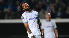 Pemain Marseille, Pierre-Emerick Aubameyang, tampak kecewa setelah ditaklukkan Atlanta pada laga semifinal Liga Europa di Bergamo, Italia, Jumat (10/5/2024). (AFP/Marco Bertorello)
