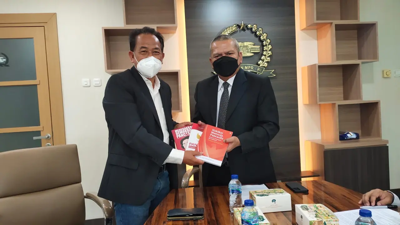Direktur Institut Filsafat Pancasila, Yoseph Umarhadi memperlihatkan bukunya berjudul 'Hakikat Manusia Pancasila'. (Foto: Istimewa)