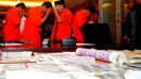 Tampak empat tersangka dan uang palsu asing diperlihatkan pada wartawan di Mabes Polri, Jakarta, Kamis (9/4/2015). Uang palsu tersebut diperoleh dari empat tersangka yang ditangkap di wilayah Bogor.(Liputan6.com/Yoppy Renato)