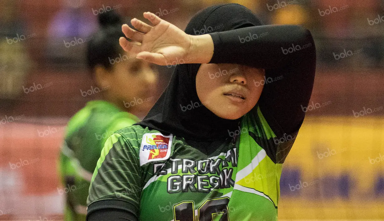 Hal ini menjadi menarik karena sebelumnya tidak ada pevoli di ajang Proliga yang bermain mengenakan jilbab. (Bola.com/Vitalis Yogi Trisna)