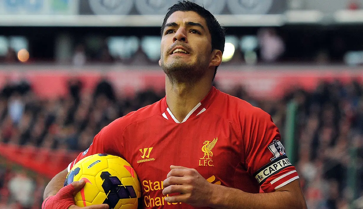 Luis Suarez yang akan segera berstatus tanpa klub setelah berencana meninggalkan Gremio pada akhir Desember 2023, hingga kini masih tercatat sebagai pemain Uruguay tertajam di Premier League. Tiga setengah musim membela Liverpool mulai tengah musim 2010/2011 hingga akhir musim 2013/2014, ia total mencetak 69 gol dan 39 assist di Premier League dari 110 laga. (AFP/Paul Ellis)