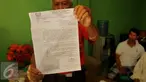 Warga menunjukkan surat pemberitahuan dari Kecamatan Penjaringan di Kampung Aquarium, Jakarta Utara, Senin (28/3). Surat pemberitahuan berisi penertiban hunian yang menempati Kawasan Pasar Ikan dan Luar Batang. (Liputan6.com/Gempur M Surya)