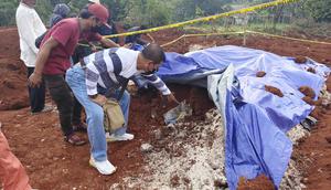 Barang dugaan sembako bantuan presiden yang diduga di pendam di tanah yang berada di kawasan KSU, Kecamatan Sukmajaya, Kota Depok. (Liputan6.com/Dicky Agung Prihanto)