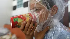 Seorang anak mencoba masker gas dari gelas di Desa Maud Shurin, Provinsi Idlib, Suriah, Selasa (11/). Pasukan pemerintah bersama Iran dan Rusia dikabarkan akan melancarkan serangan besar-besaran ke wilayah Idlib. (OMAR HAJ KADOUR/AFP)