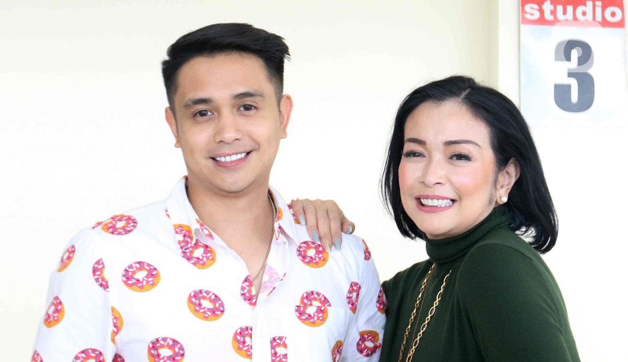 Pasangan selebritis Ajun Perwira dan Jennifer Jill berpose di kawasan Cipinang Cempedak, Jakarta, Selasa (9/8/2022). Istri dari artis Ajun Perwira, Jennifer Jill belum lama ini membagikan potret bahagia karena berhasil menurunkan berat badan hingga 24 kilo selama satu tahun. (Liputan6.com/Herman Zakharia)