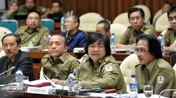 Menteri LHK, Siti Nurbaya (ketiga kiri) mengikuti Raker dengan Komisi IV DPR RI, Jakarta, (18/4). Rapat tersebut Menteri LHK meminta Proyek Reklamasi pantai utara Jakarta, kabupaten Tangerang dan Bekasi untuk di berhentikan. (Liputan6.com/JohanTallo)
