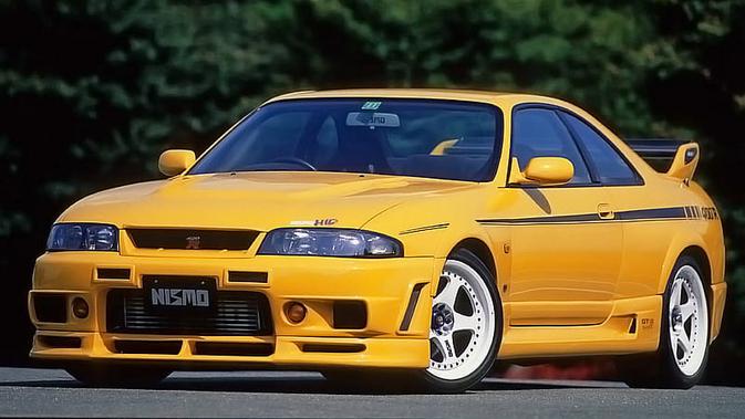 Nismo 400R 1997 adalah versi campuran cepat Nismo dari Nissan Skyline GT-R R33.  Tampilannya mengadopsi desain body kit yang sangat menjadi ciri khas mobil JDM era 90-an Nismo memodifikasi mesin RB26DETT dari GT-R R33 sehingga mampu menghasilkan tenaga 400 hp.  Mobil spesial Nismo ini hanya ada 44 unit di dunia.  (Sumber: peakpx.com)