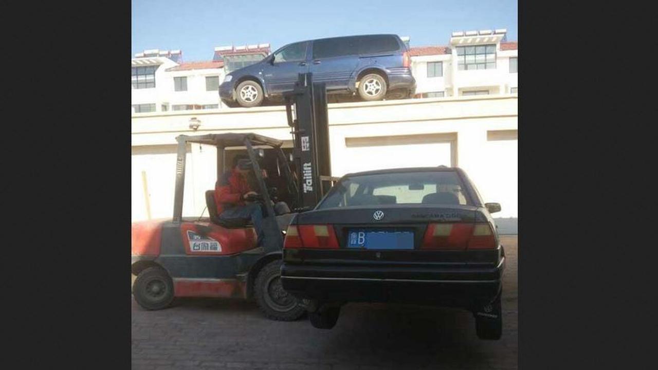 Pria Ini Pindahkan Mobil ke Atap Karena Halangi Garasinya