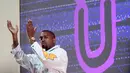 Kanye West begitu menunjukan bukti eksistensinya ke hadapan awak media. Ternyata, para pengawal pribadi Kanye harus mengenakan busana serba hitam. Jika ada yang melanggar, Kanye West tak segan memecat langsung salah satu pengawalnya. (AFP/Bintang.com)