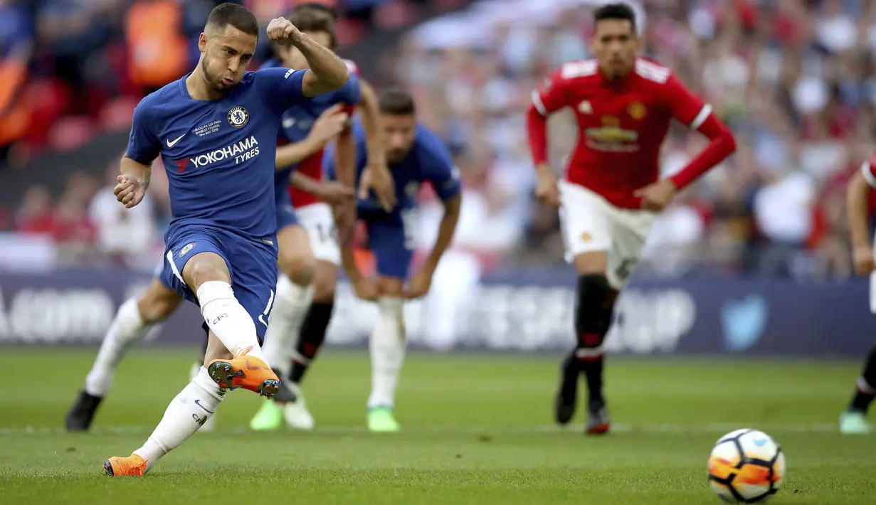 Penyerang Chelsea, Eden Hazard, melepaskan tendangan penalti saat melawan Manchester United pada laga final Piala FA 2017-2018 di Stadion Wembley, Sabtu (19/5/2018). Chelsea menang 1-0 atas Manchester United. (AP/Nick Potts)