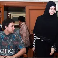 Pernyataan berbeda hadir lagi dari perseteruan Stuart Collin dan Risty Tagor. Jika pihak Stuart menyebutkan tidak diperbolehkan bertemu sang anak, pihak Risty menyebutkan telah memberikan kesempatan beberapa kali pada Stuart.