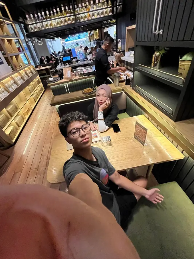 Potret Keanu Massaid bersama sang ibu saat quality time (Sumber: Instagram/@angelinasondakh09)