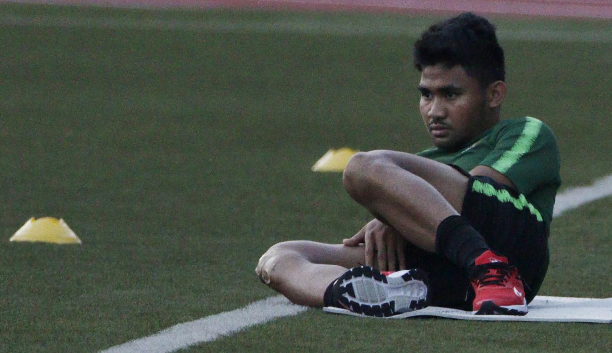 Pemain Timnas Indonesia U-22, Asnawi Mangkualam, latihan terpisah dari rekan-rekannya di Stadion Rizal Memorial, Manila, Rabu (27/11). Latihan ini persiapan jelang laga SEA Games 2019 melawan Singapura U-22. (Bola.com/M Iqbal Ichsan)