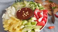 Sajian bumbu rujak buah. (Liputan6.com/IG/kireisfathia)