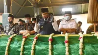 Gubernur Jawa Barat Ridwan Kamil melakukan takziah di kompleks Keraton Kasepuhan, Lemahwungkuk, Kota Cirebon, Rabu (22/7/2020). (Foto: Humas Jabar)
