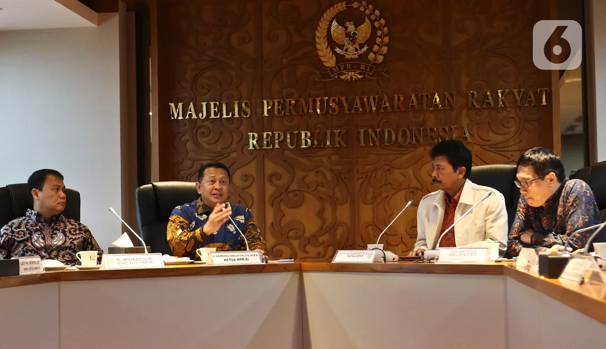Ketua MPR Bambang Soesatyo (kedua kiri) saat menggelar pertemuan dengan Kepala BPIP Yudian Wahyudi (kedua kanan) di Ruang Ketua MPR, Kompleks Parlemen, Jakarta, Selasa (10/3/2020). Pertemuan tertutup tersebut membahas kerja sama antara MPR dengan BPIP. (Liputan6.com/Johan Tallo)