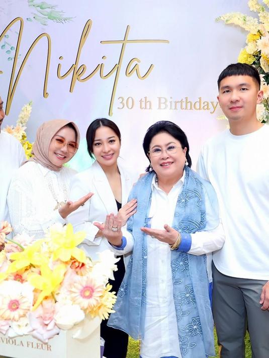 Saat Nikita menengok ke ruangan tempat diadakannya surprise party, ia tampak kaget ketika melihat keluarganya mempersiapkan pesta ultah untuknya. Tak kalah kaget, pihak keluarga yang sedang mempersiapkan pesta juga ikut terkejut karena Nikita masuk ke ruangan lebih awal dari yang direncanakan. (Liputan6.com/IG/@yorafebrina)
