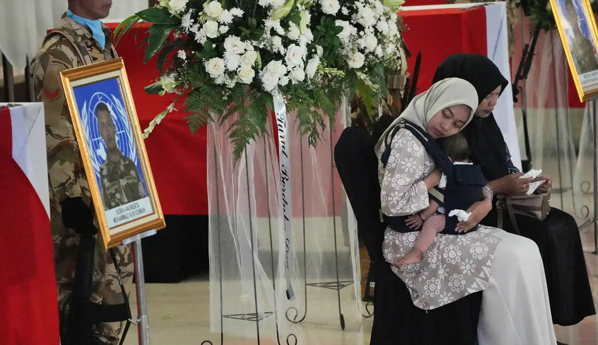 Prosesi berlangsung dengan penuh khidmat sebagai bentuk penghargaan terakhir atas pengabdian para prajurit dalam menjalankan tugas menjaga perdamaian dunia. Tampak dalam foto, kerabat personel pasukan penjaga perdamaian yang tergabung dalam United Nations Interim Force in Lebanon (UNIFIL) yang gugur saat bertugas bersama pasukan sementara Perserikatan Bangsa Bangsa (PBB) di Lebanon, menangis saat upacara penghormatan militer di Bandara Internasional Soekarno-Hatta, Tangerang, Banten, Sabtu, 4 April 2026. (AP Photo/Achmad Ibrahim)