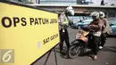 Petugas memberhentikan pengendara roda dua saat operasi patuh jaya dikawasan Thamrin, Jakarta, Selasa (24/5/2016). Selama Operasi Patuh Jaya 2016, Ditlantas Polda Metro Jaya mencatat terjadi 38.622 pelanggar lalu lintas. (Liputan6.com/Faizal Fanani)