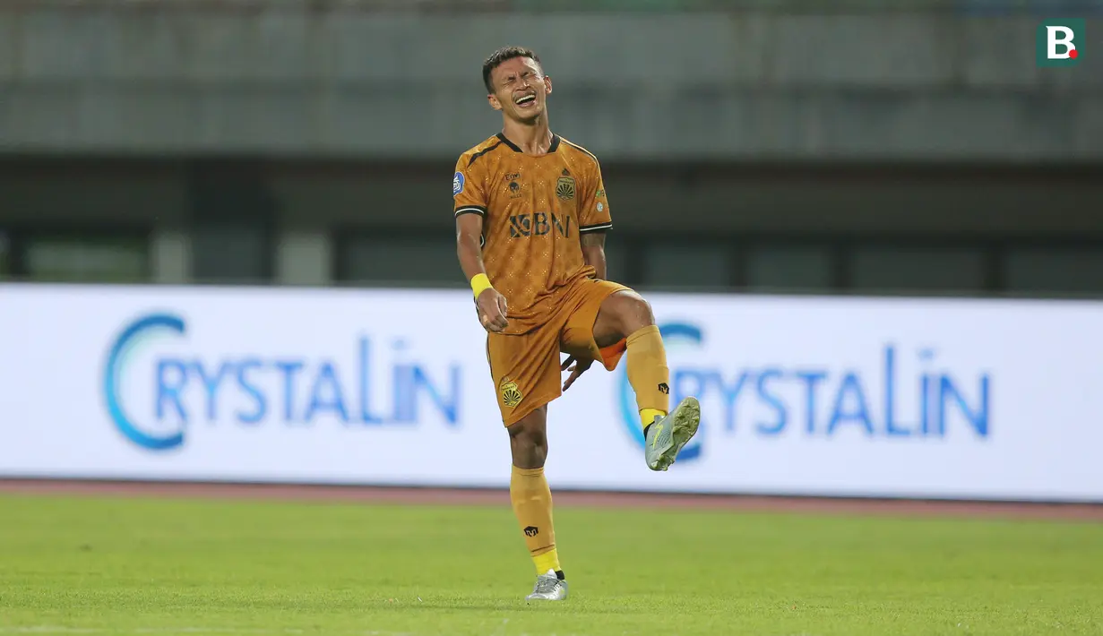 Pemain Bhayangkara FC, Osvaldo Haay, tampak kecewa setelah golnya ke gawang Persija Jakarta dianulir wasit karena offside pada laga BRI Liga 1 di Stadion Patriot Candrabhaga, Bekasi, Senin (27/11/2023). (Bola.com/M Iqbal Ichsan)