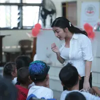 Ariel Tatum merayakan ulang tahun bersama anak-anak kurang mampu dari Yayasan Anak Negeri. Selasa (8/11/2016) acara di gelar di Aula Gereja Paroki Kawasan Rawamangun, Jakarta Timur. (Adrian Putra/Bintang.com)