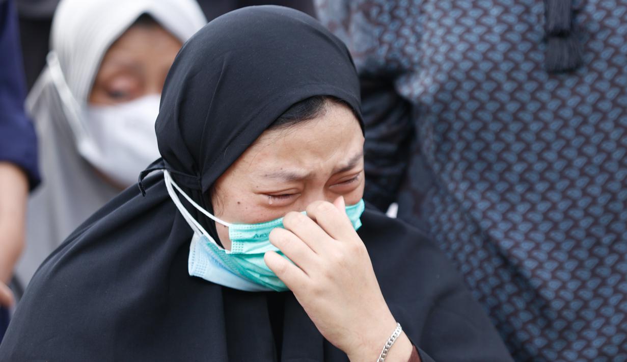 Tidak jauh dari pemandangan isak tangis Pia Zebadiah, adik Markis Kido yang juga mantan pebulutangkis pelatnas PBSI pecah di hadapan pusara sang kakak. (Foto: Bola.com/Bagaskara Lazuardi)