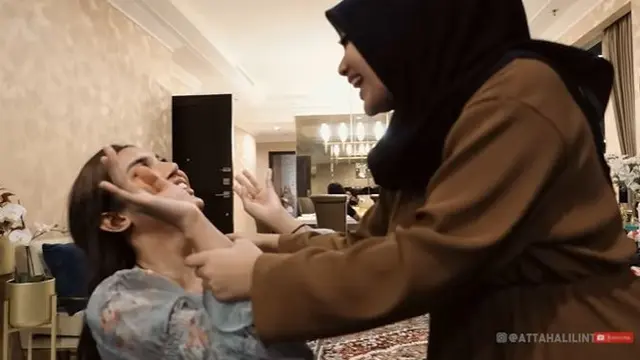 Aurel Hermansyah menjambak Millen Cyrus